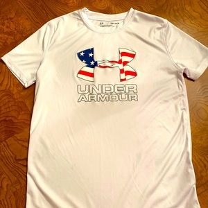 Under Armour short sleeve boys top. Youth Medium